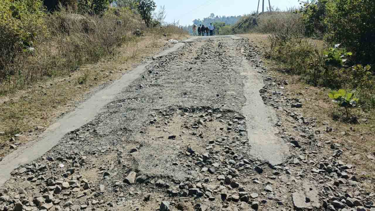 Road Repair | అడుగడుగున గుంతల మయం.. కంకర రోడ్డుపై ప్రయాణం అయోమయం
