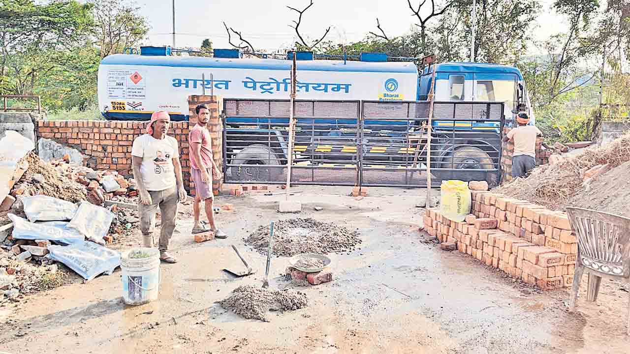 కొనసాగుతున్న దారి మళ్లింపు పనులు.. ఫిర్యాదుచేసినా పట్టించుకోని స్థానిక పోలీసులు