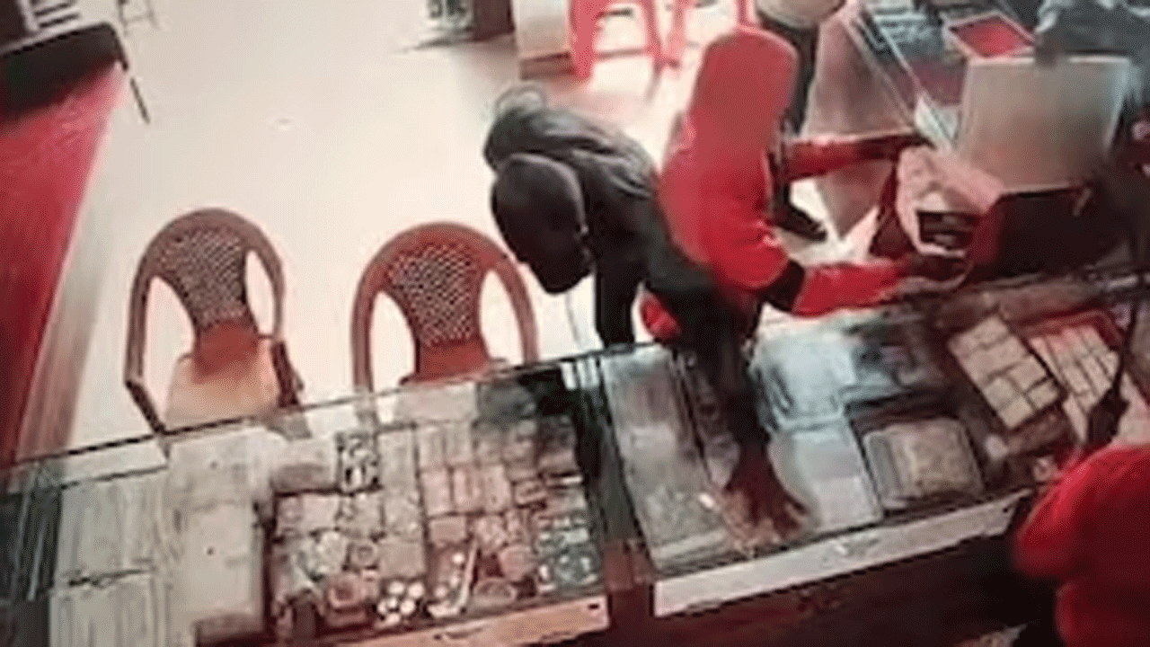 Pune | పట్టపగలే రెచ్చిపోయిన దొంగలు.. రెండు నిమిషాల్లో రూ.కోటి విలువైన నగలు చోరీ.. VIDEO