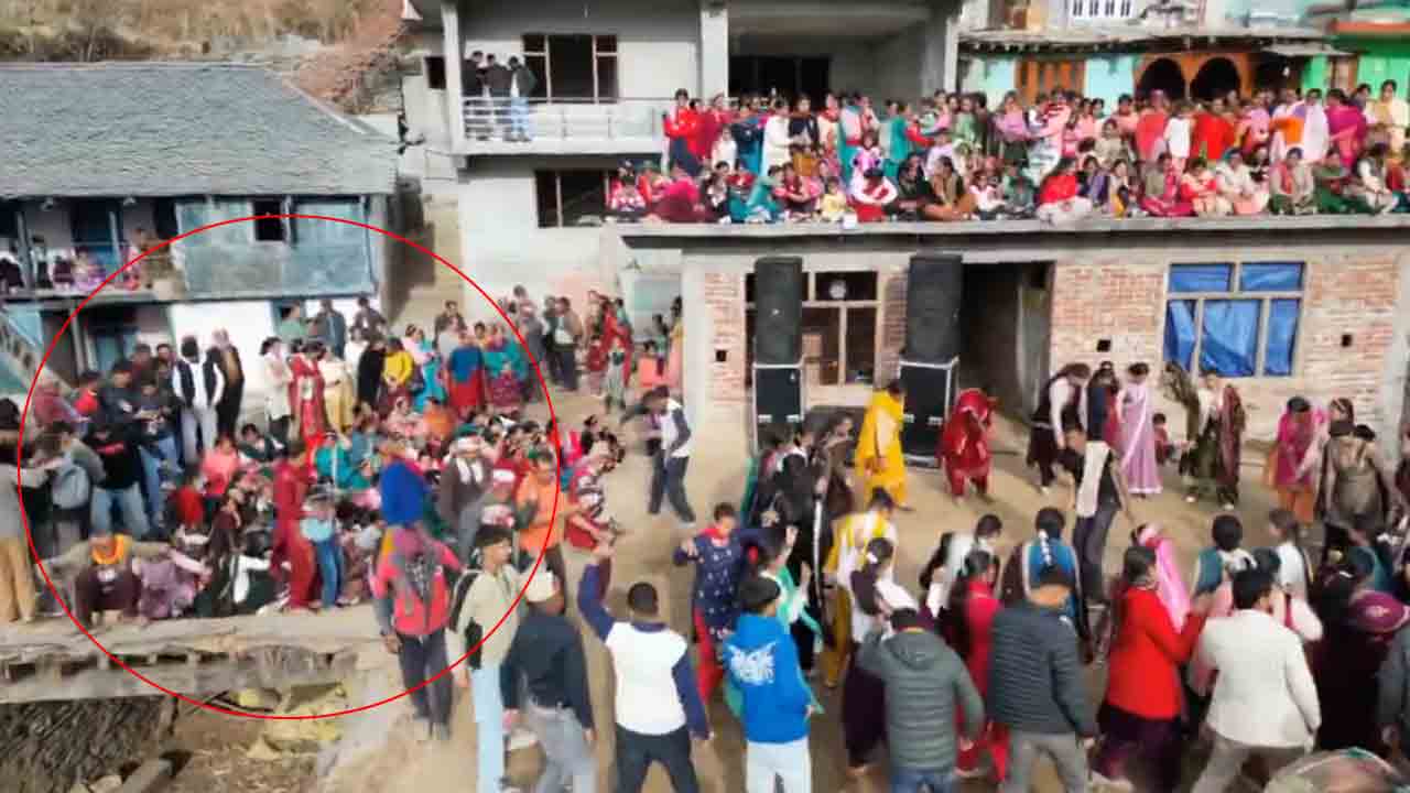 Roof Collapses | పెళ్లి ఇంట విషాదం.. రూఫ్‌ కూలి 40 మందికి గాయాలు.. VIDEO