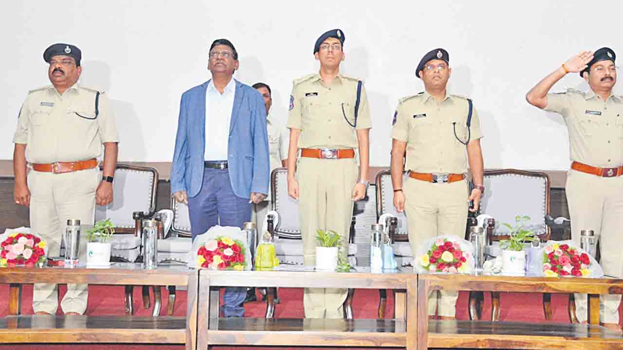 ఆన్‌లైన్‌ మోసాలపై అప్రమత్తంగా ఉండాలి