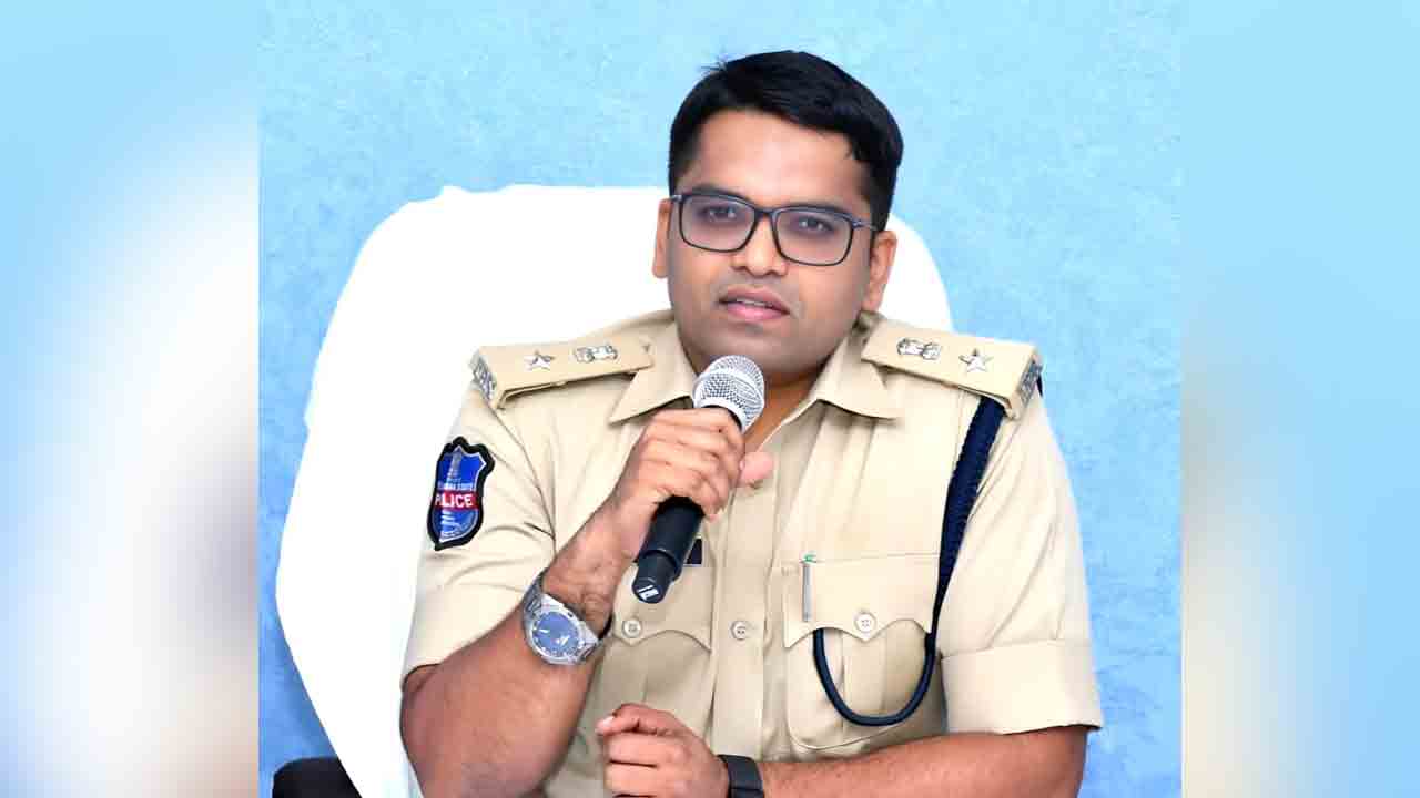 SP Dr. Vineeth | ఓటర్లు పోలింగ్ కేంద్రాలకు సెల్‌ఫోన్లు తీసుకురావద్దు: జిల్లా ఎస్పీ డాక్టర్ వినీత్