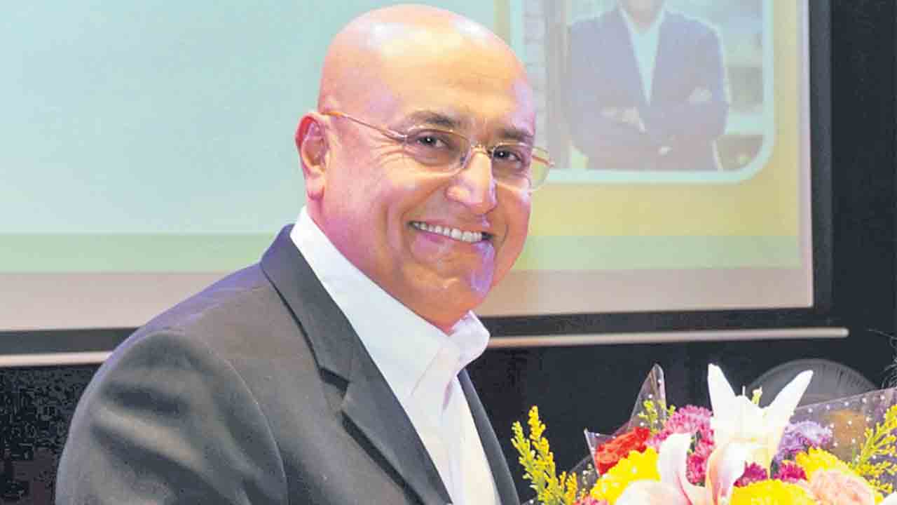 ఈ మెయిల్‌ బ్రహ్మ… మన హాట్‌ మెయిల్‌ భాటియా!