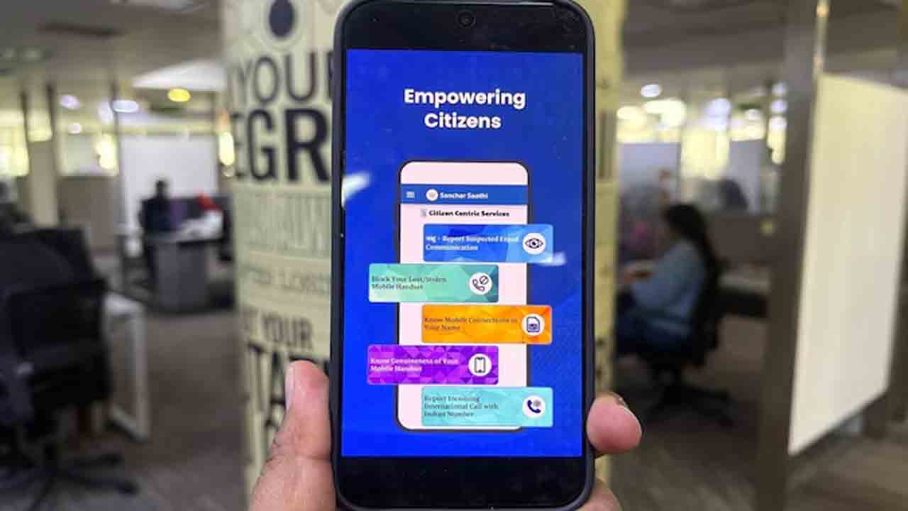 Sanchar Saathi | ప్రీఇన్‌స్టాలేషన్‌ తప్పనిసరికాదు.. సంచార్‌ సాథీపై వెనక్కి తగ్గిన కేంద్రం