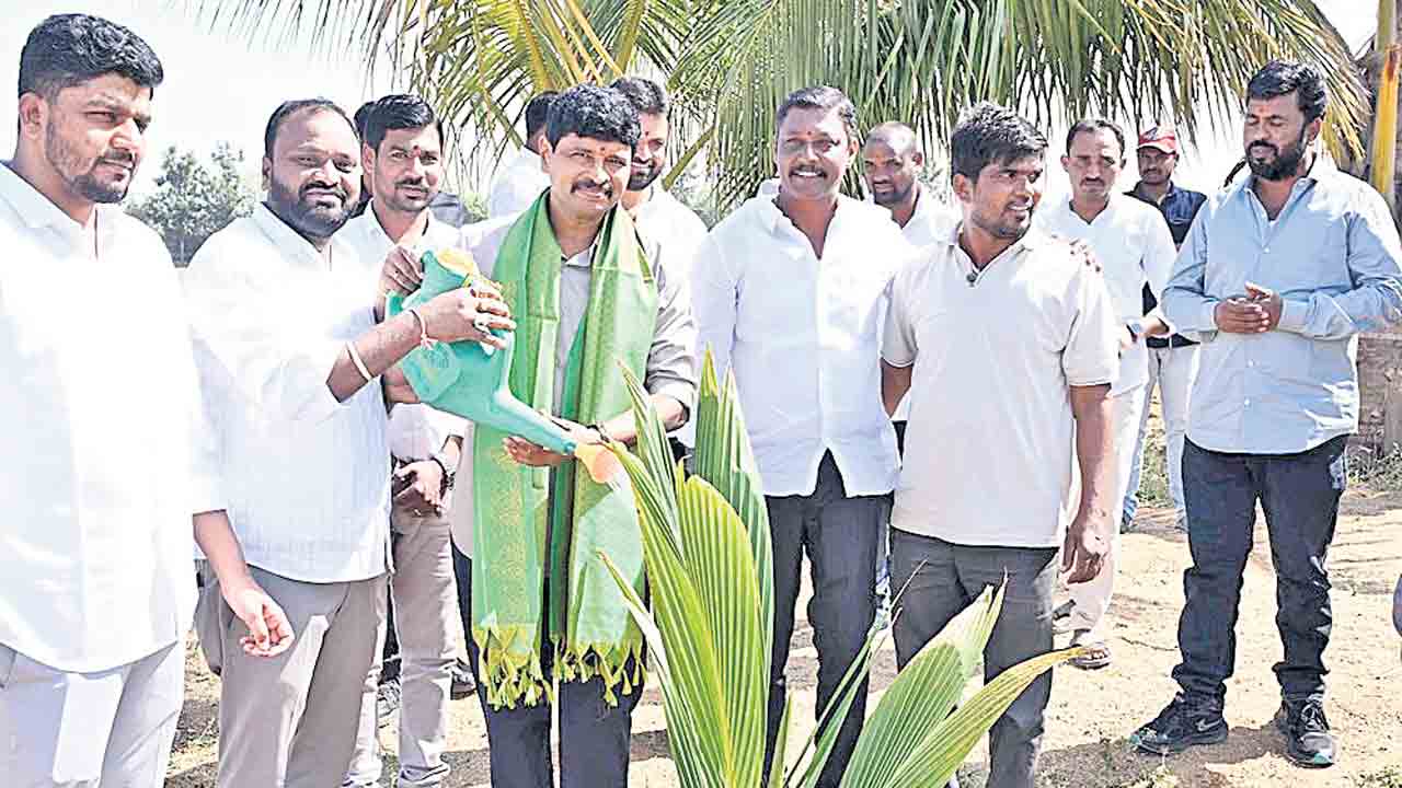 ఎర్రవల్లిలో మొక్క నాటిన సంతోష్‌ .. వేద విద్యాలయానికి లక్ష సాయం