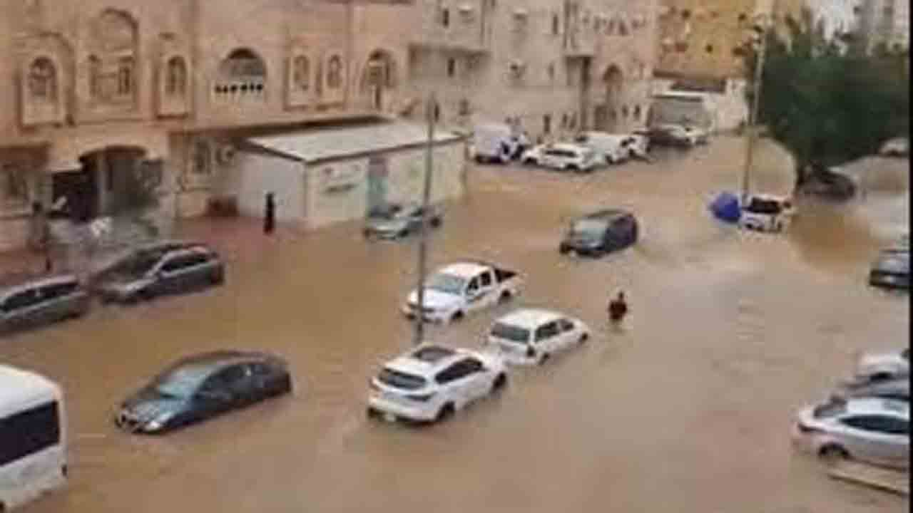 Saudi Arabia | ఎడారి దేశం సౌదీ అరేబియాను ముంచెత్తిన వరదలు.. VIDEOS