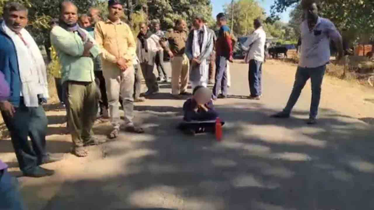 School girl Blocks Road | స్కూల్‌ వ్యాన్‌ రాలేదని.. రోడ్డును దిగ్బంధించి విద్యార్థిని నిరసన
