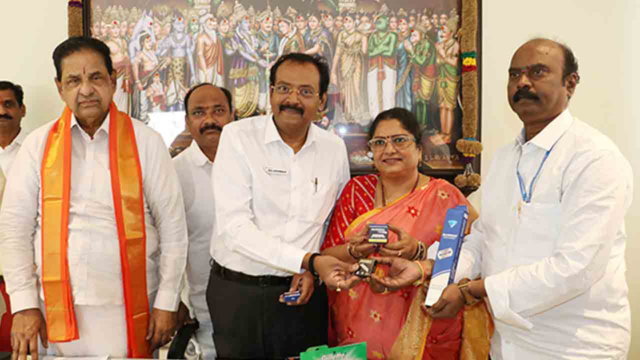 Blades Donate | టీటీడీకి ఏడాదికి సరిపడే రూ.1.20 కోట్లు విలువైన బ్లేడ్లు విరాళం