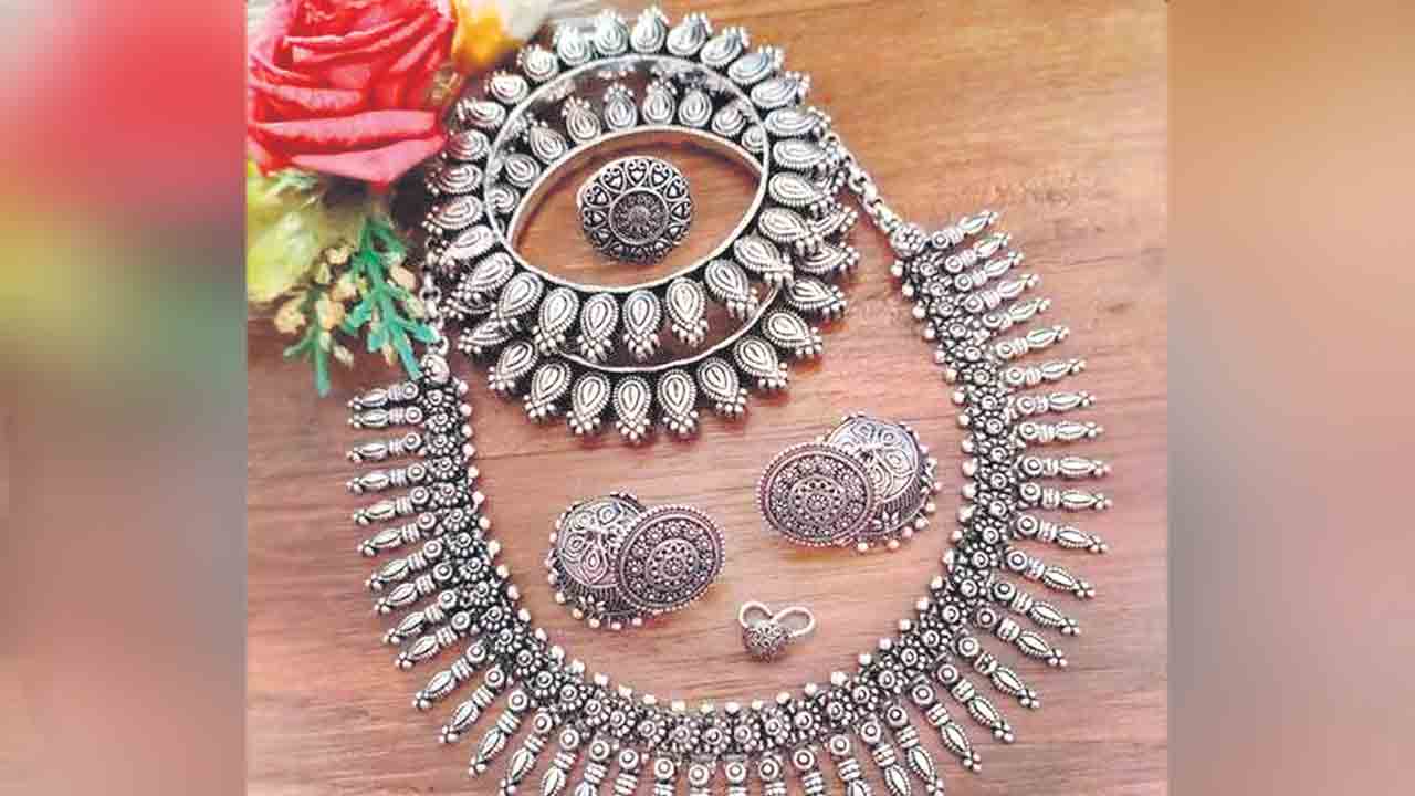 వెండి @ 2,00,000.. రూ 5,100 పెరిగిన కిలో ధర