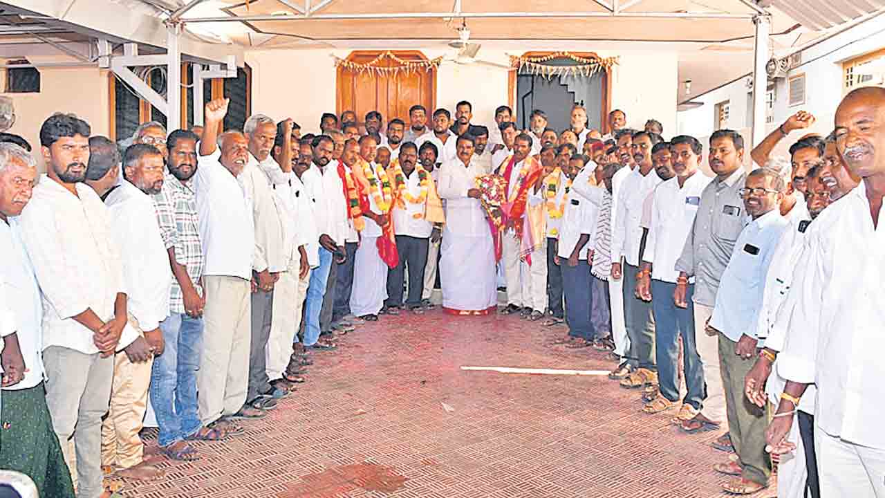 పతనం అంచున కాంగ్రెస్‌ ప్రభుత్వం