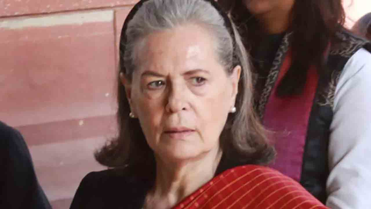 సోనియా గాంధీకి ఢిల్లీ కోర్టు నోటీసులు