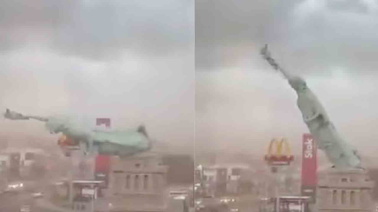 Statue of Liberty | బలమైన గాలులు.. నేలకూలిన స్టాట్యూ అఫ్ లిబర్టీ.. VIDEO