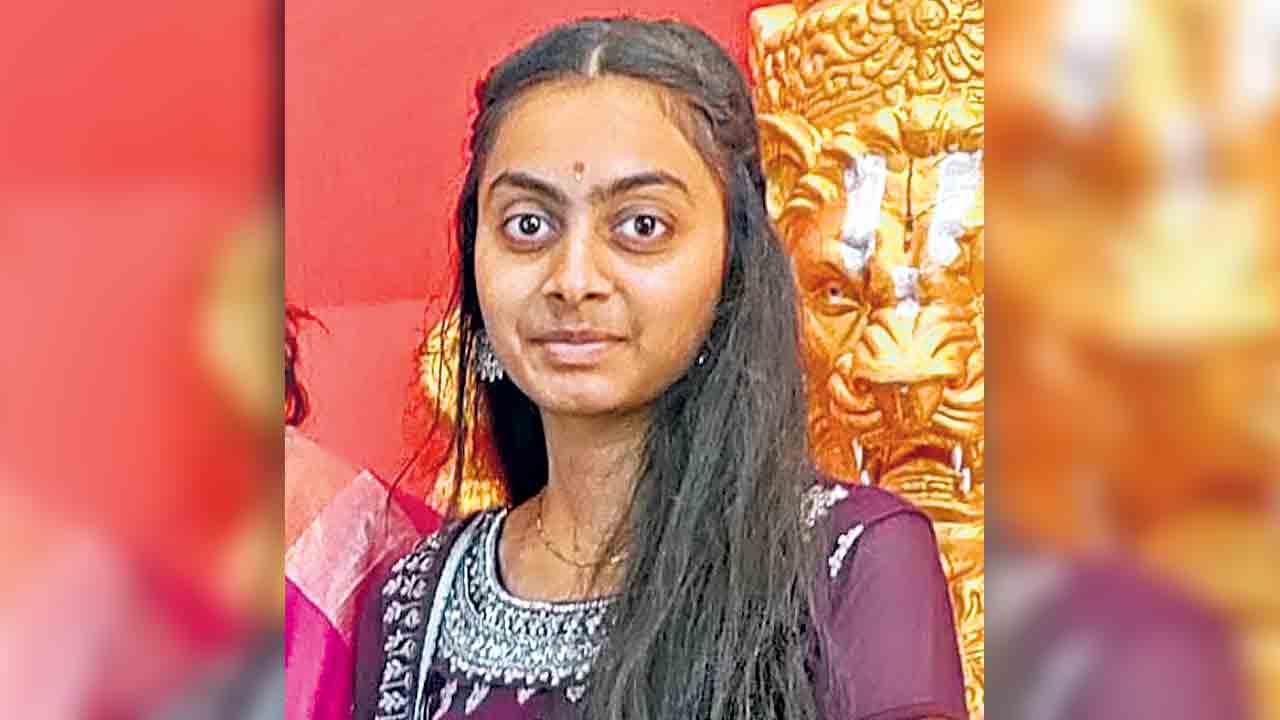 రోడ్డు ప్రమాదంలో బీటెక్‌ విద్యార్థిని మృతి