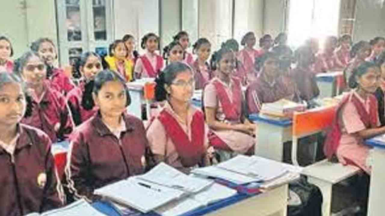 గురుకులాల్లో ప్రవేశాలకు దరఖాస్తుల స్వీకరణ