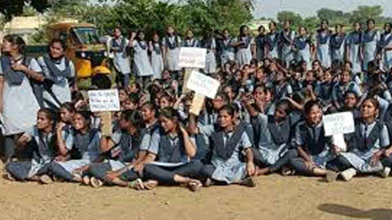 గురుకుల పాఠశాల డిప్యూటీ వార్డెన్‌పై సస్పెన్షన్‌ వేటు