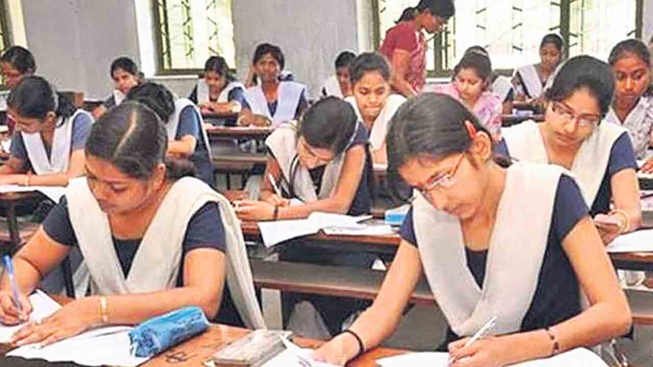 టెన్త్‌ పరీక్షల షెడ్యూల్‌లో హేతుబద్ధత లేదు