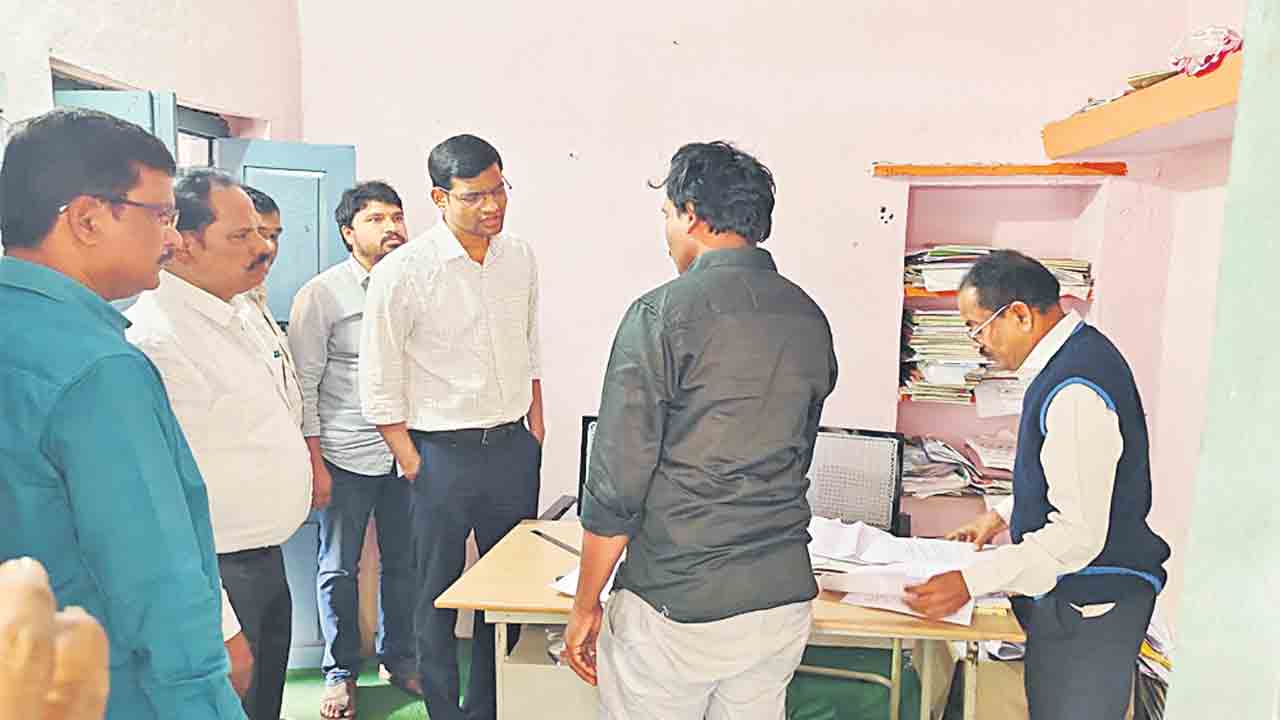 నామినేషన్‌ పత్రాల చోరీ