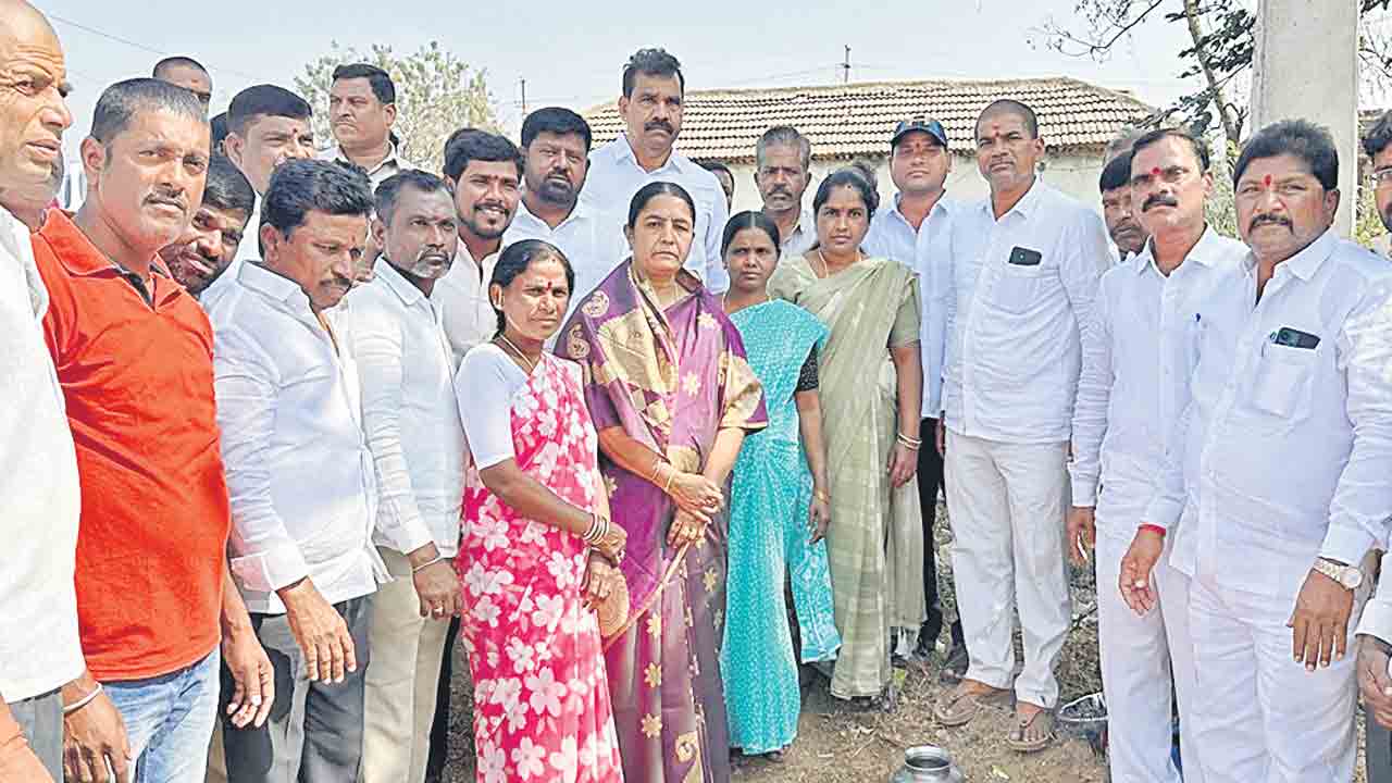 పాలనను గాలికొదిలేసిన ప్రభుత్వం