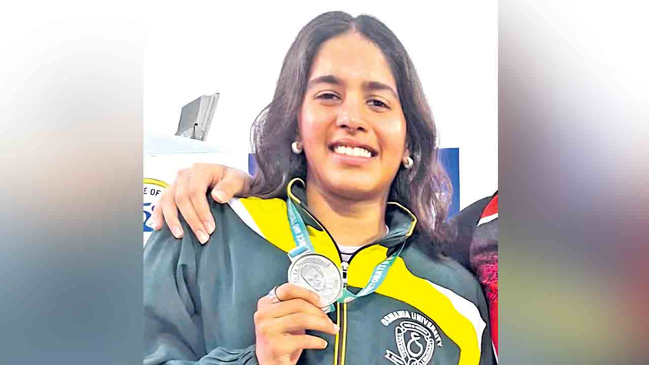 వ్రితికి రజతం.. ఆల్‌ఇండియా ఇంటర్‌ యూనివర్సిటీ టోర్నీ