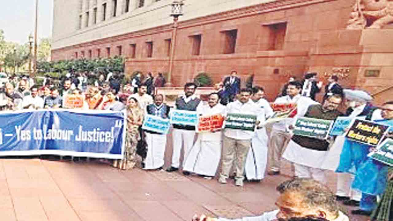 లేబర్‌ కోడ్‌లపై నిరసన