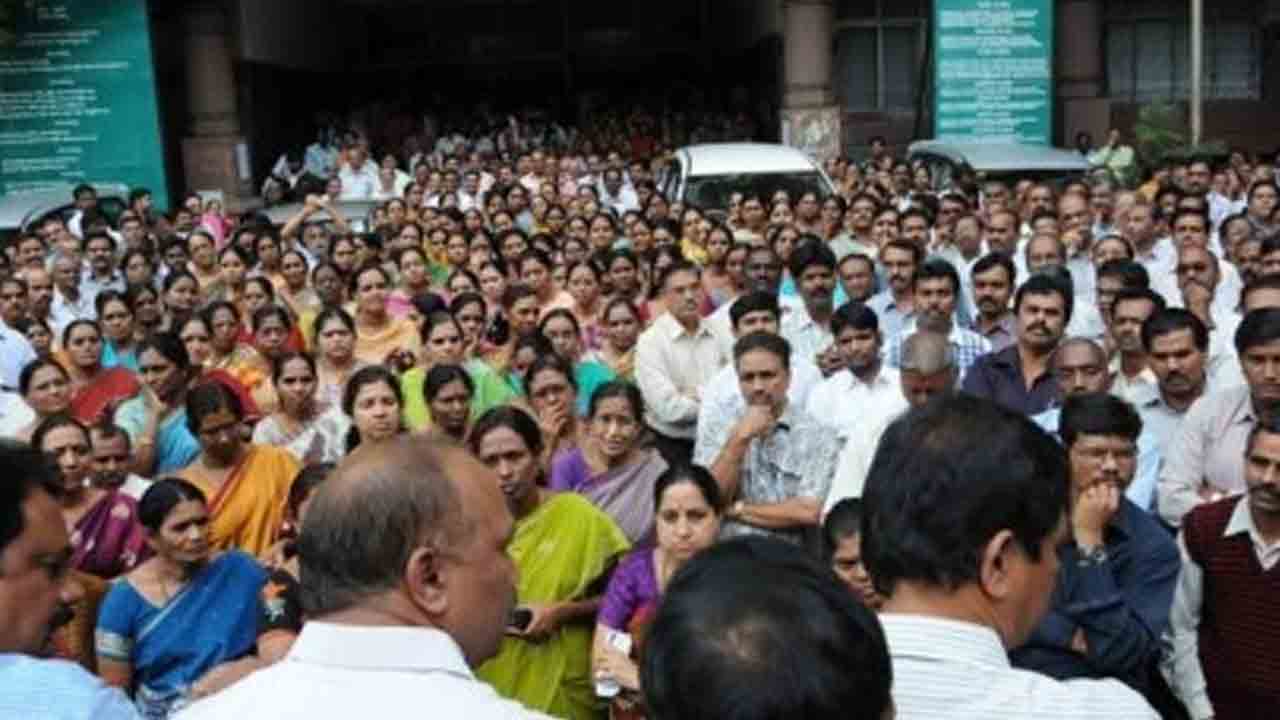 ప్రభుత్వ ఉద్యోగుల రోదన వినండి.. రెండేండ్లయినా పీఆర్సీ ఇవ్వలేదు
