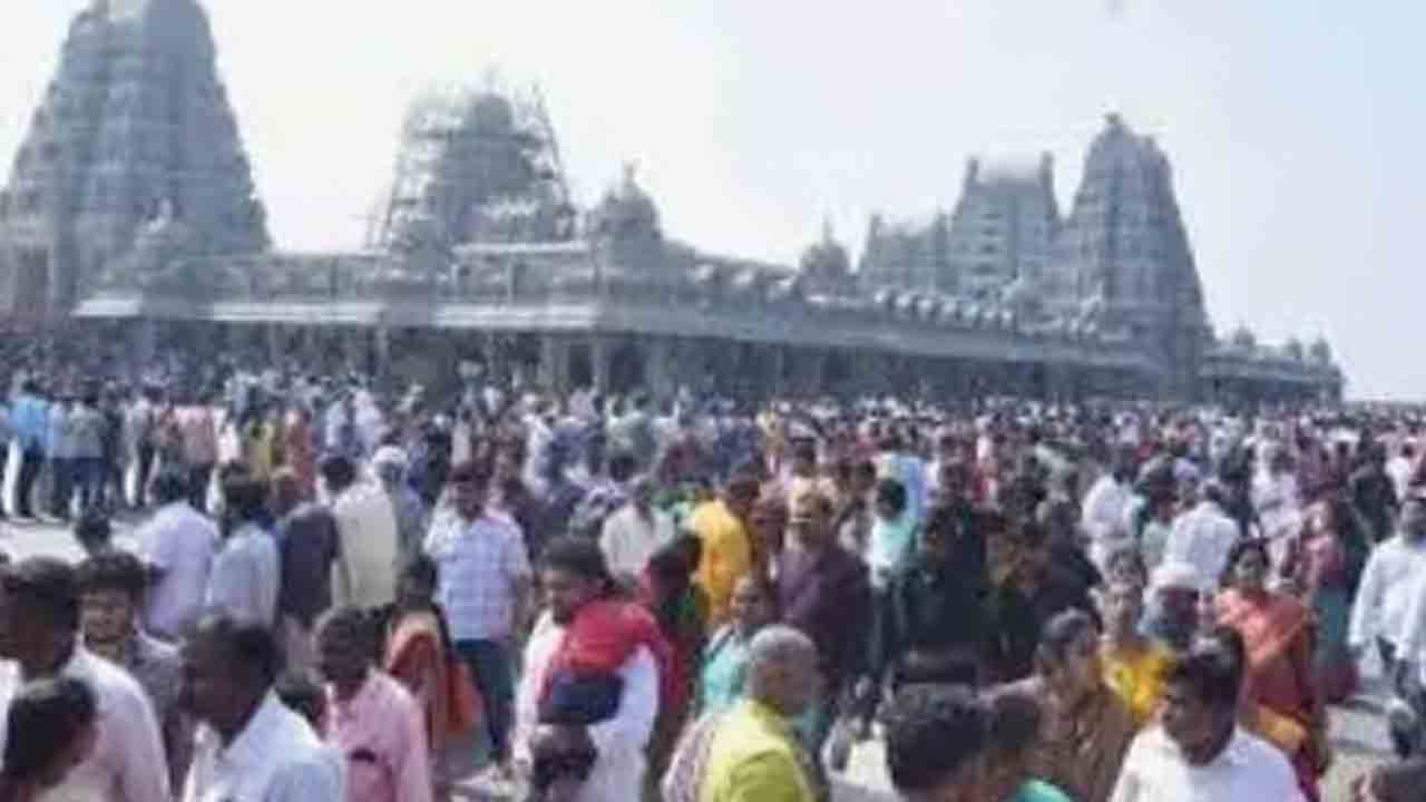 గడువు ముగిశాక టెండర్‌ ఆమోదం.. దేవాదాయశాఖలో విచిత్ర పాలన!