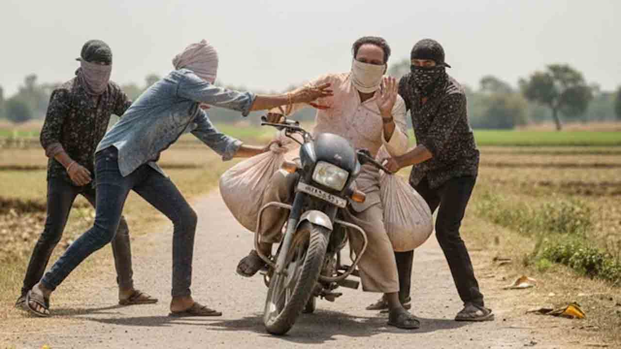 Chilli Powder | షాకింగ్‌.. రైతు కండ్లలో కారం కొట్టి.. రూ.25 లక్షలు దోచుకెళ్లిన దుండగులు