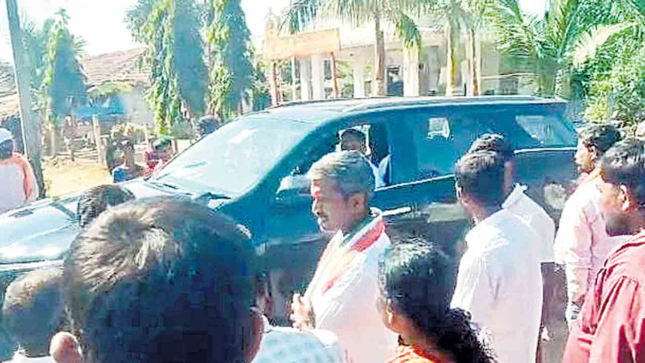 జుక్కల్‌ ఎమ్మెల్యేకు నిరసన సెగ.. హామీలపై నిలదీసిన బేగంపూర్‌ తండావాసులు