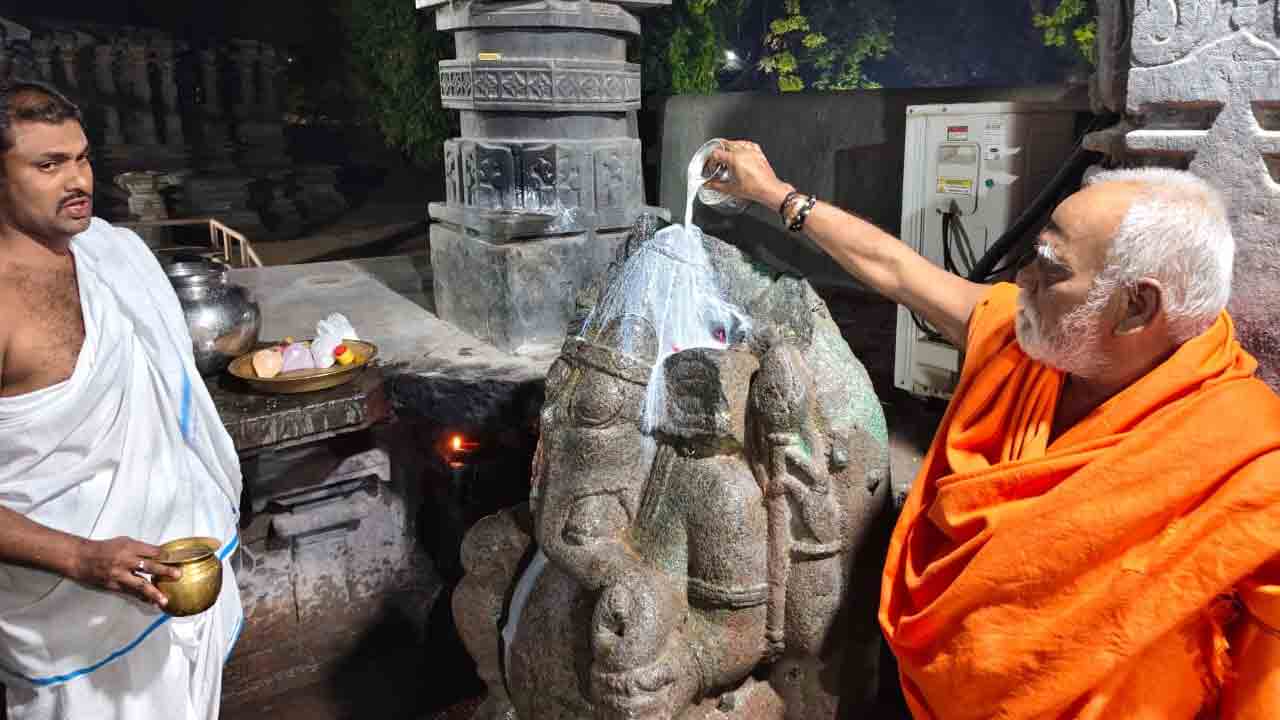 Thousand Pillers Temple | సంకటహర చతుర్థి.. వేయిస్తంభాల దేవాలయంలో ఉత్తిష్ఠ గణపతికి పూజలు