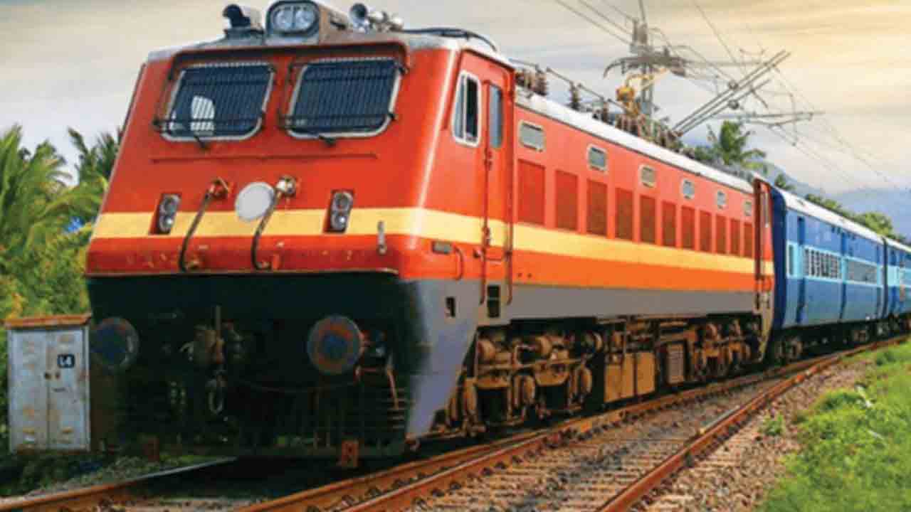 అర్ధరాత్రి వరకు రైల్వే టికెట్‌ రిజర్వేషన్‌.. ఆధార్‌ ధ్రువీకరణ ఉన్నవారికే