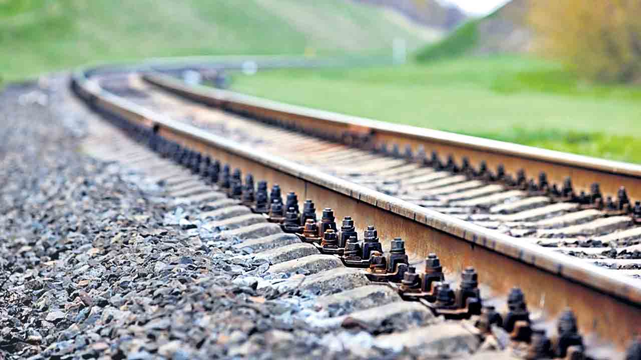 పట్టాలు దాటుతుండగా..