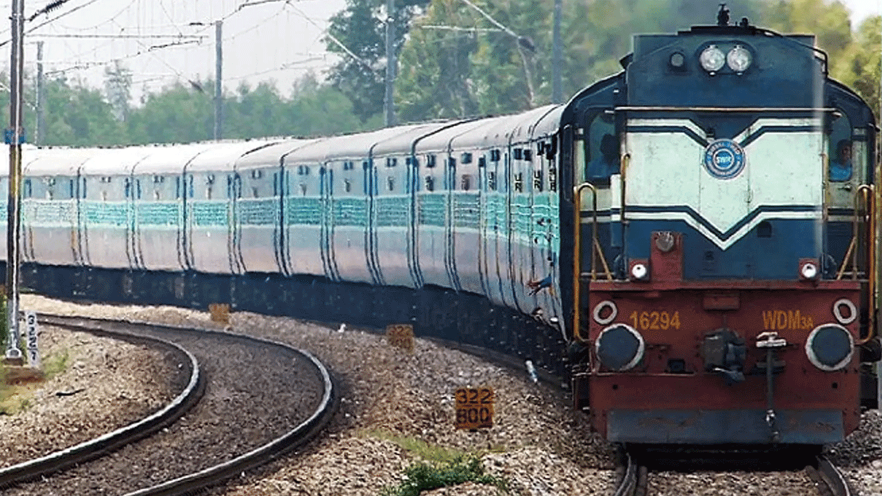 South Central Railway | సంక్రాంతికి వెళ్లేవారికి గుడ్‌న్యూస్‌.. ప్రత్యేక రైళ్లను ప్రకటించిన దక్షిణ మధ్య రైల్వే