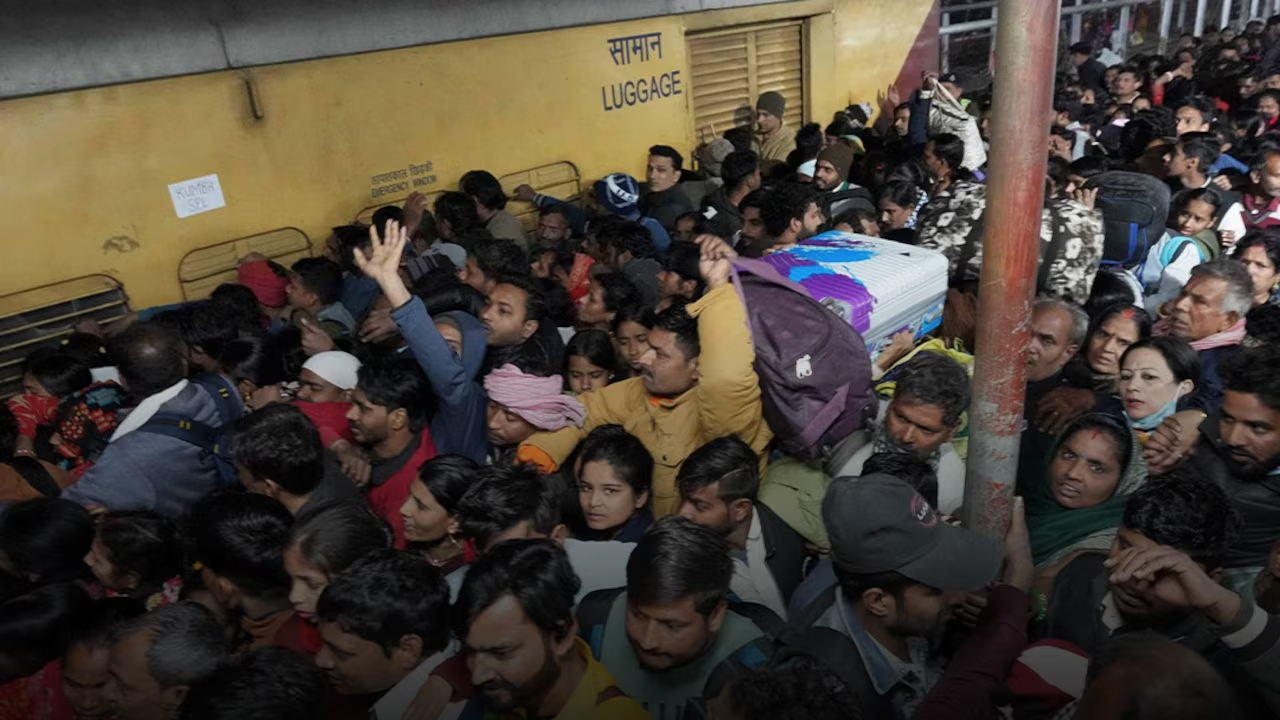 Railway | స్టేషన్‌లో రద్దీని నియంత్రణకు భారతీయ రైల్వే ముందడుగు..! ఢిల్లీ తరహాలో 76 స్టేషన్లలో నిర్మాణాలు..!