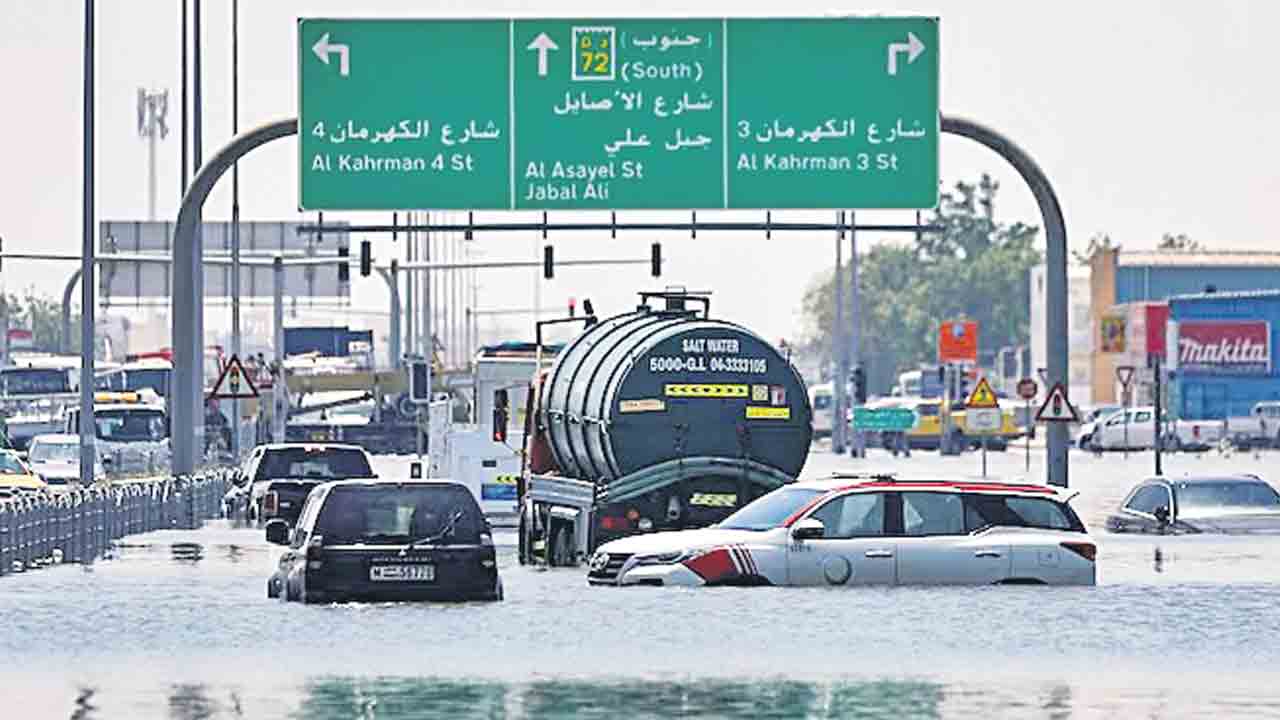 ఎడారి దేశాన్ని ముంచెత్తిన వర్షాలు.. స్తంభించిన జనజీవనం