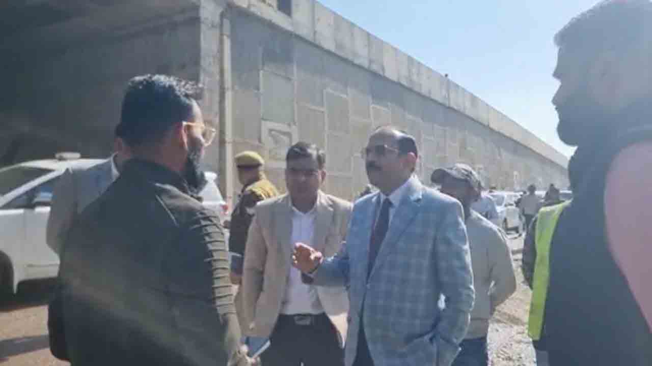 Officer Threatens To Jump Off Bridge | ‘గడువులోగా వంతెన పూర్తికాకపోతే   పైనుంచి దూకుతా’.. కాంట్రాక్టర్‌ను బెదిరించిన అధికారి