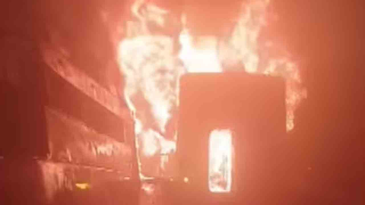 Dense Fog | మంటల్లో కాలి బూడిదైన బస్సులు.. 13 మంది మృతి