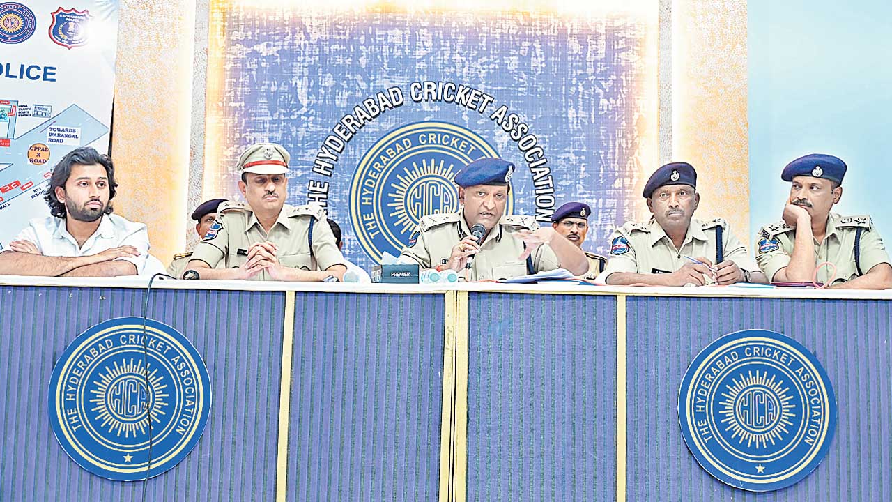 పాసులు, టికెట్లున్నవారికే స్టేడియంలోకి అనుమతి