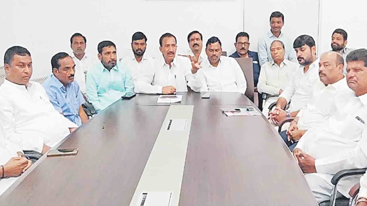 గజ్వేల్‌ ప్రజలకు సీఎం క్షమాపణ చెప్పాలి