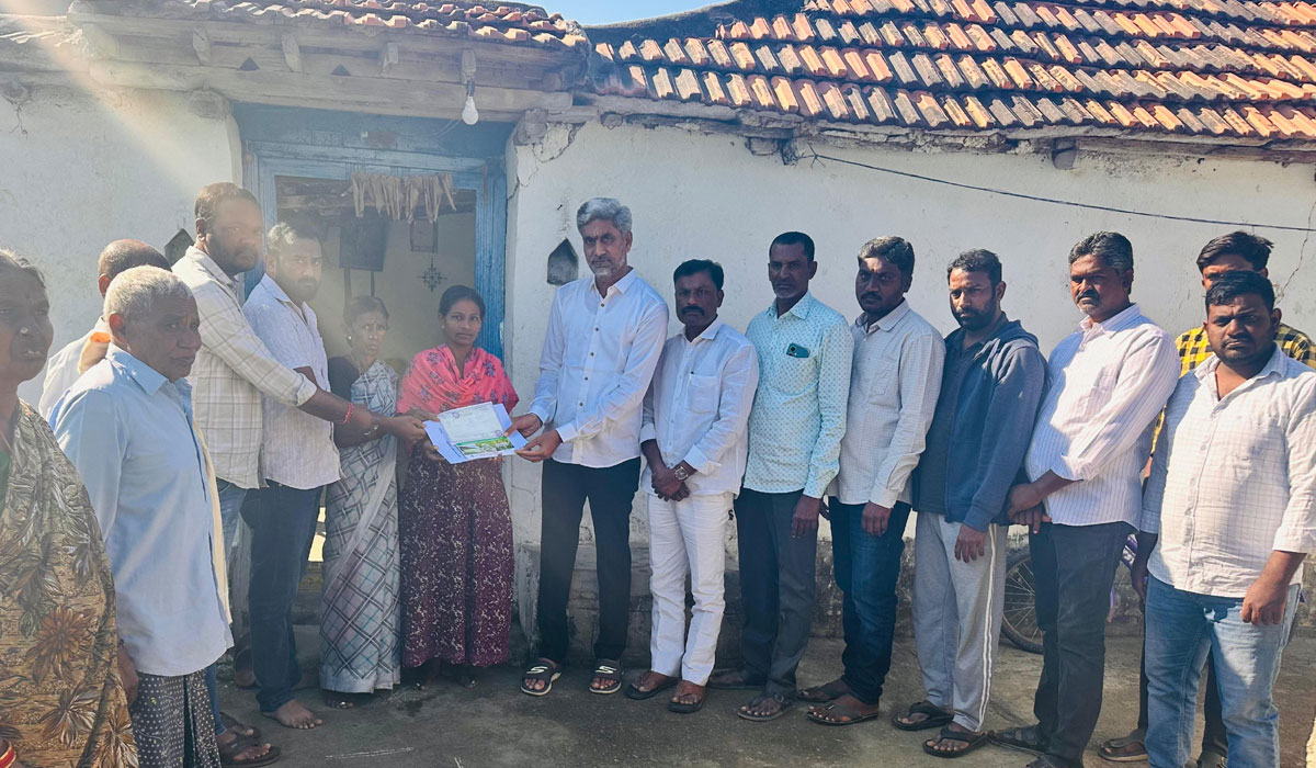 Vemulawada | స్నేహితుడు కుటుంబానికి ధీమా.. కూతురు పేరిట రూ.2లక్షల ఫిక్స్ డిపాజిట్ చేసిన మిత్రులు