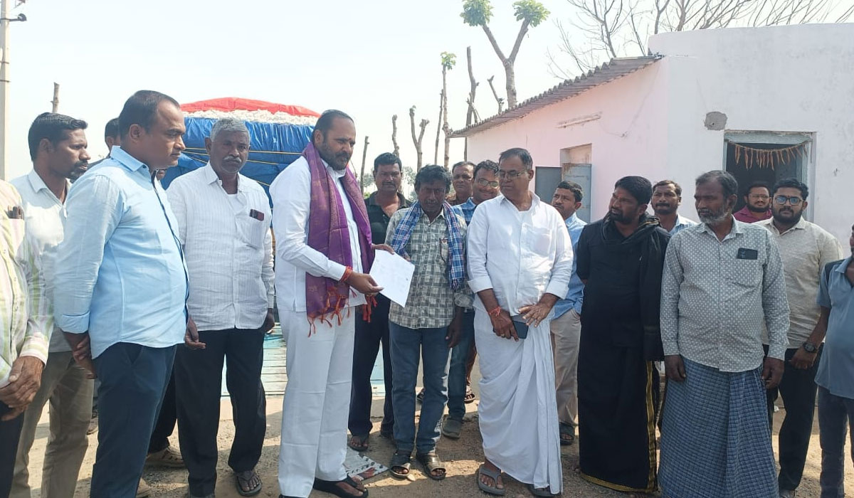 MLA CH Vijaya Ramana Rao | సీసీఐ కొనుగోలు కేంద్రాల్లోనే పత్తికి మద్దతు ధర.. పెద్దపల్లి ఎమ్మెల్యే సీహెచ్‌ విజయరమణారావు