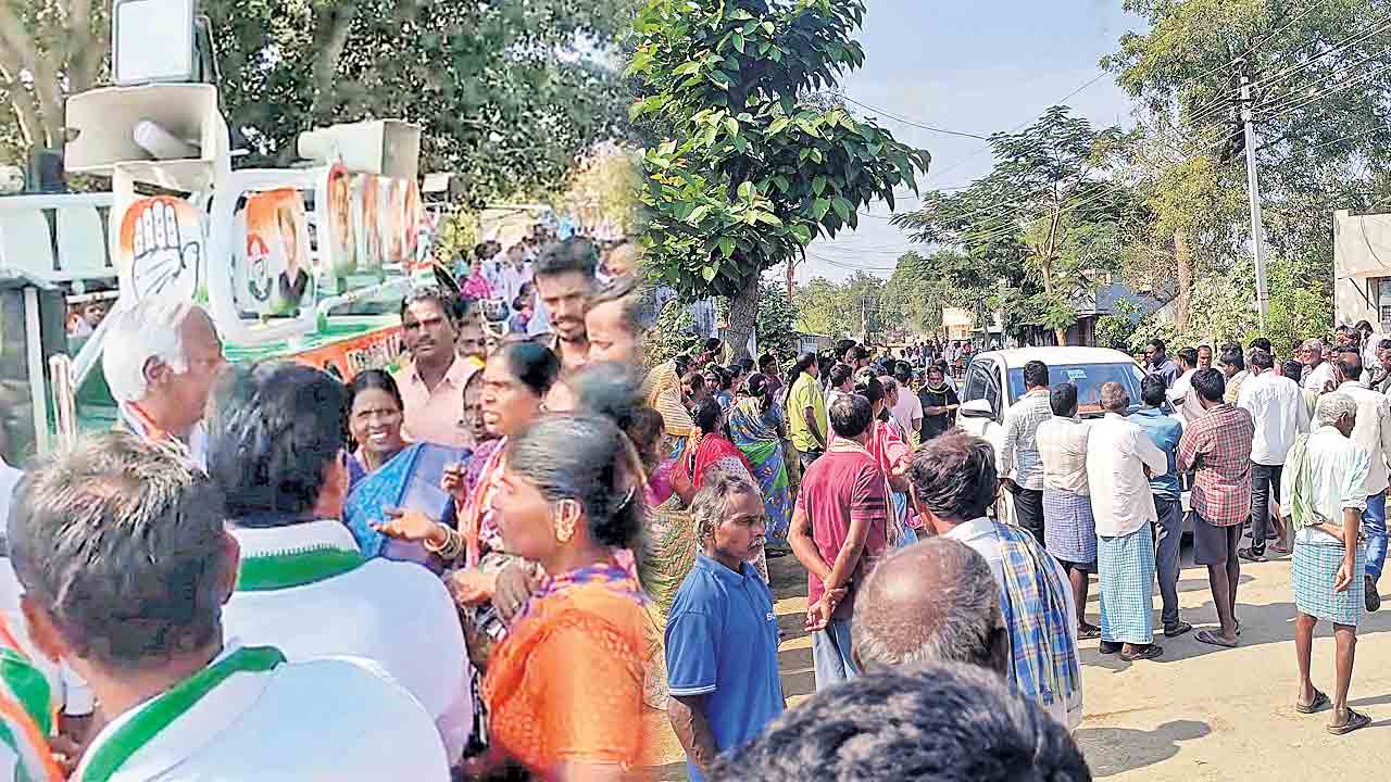 హామీల ఎగవేత.. జనం నిలదీత.. కాంగ్రెస్‌పై పల్లె పోరు.. నేతలకు నిరసన హోరు