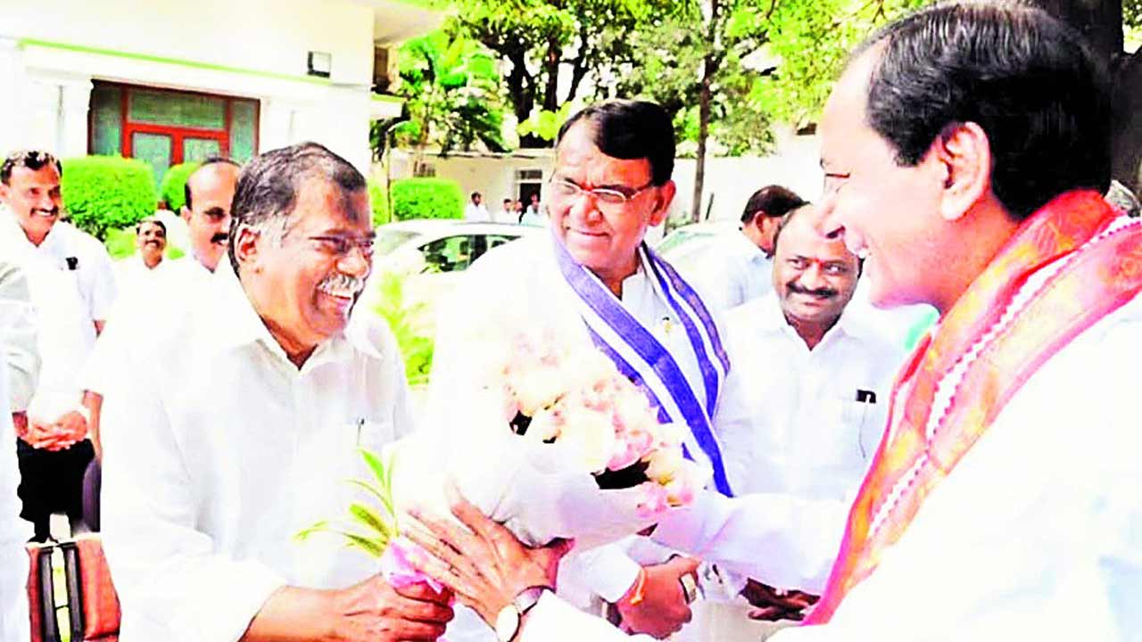 సర్పంచ్‌ నుంచి చట్టసభలకు..