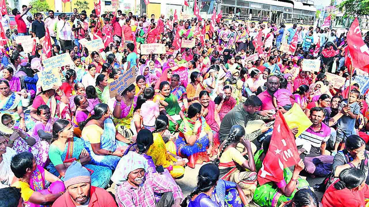 గుడిసెవాసులకు ఇళ్ల పట్టాలివ్వాలి