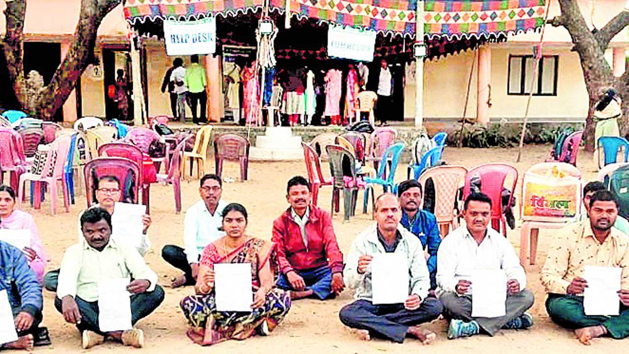 రెమ్యునరేషన్‌పై ఎన్నికల సిబ్బంది ధర్నా