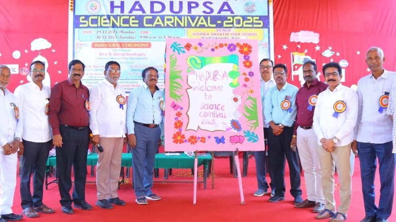 Scientists | విద్యార్థులు గొప్ప శాస్త్రవేత్తలుగా ఎదగాలి : రిటైర్డ్‌ డిప్యూటీ డీఈవో