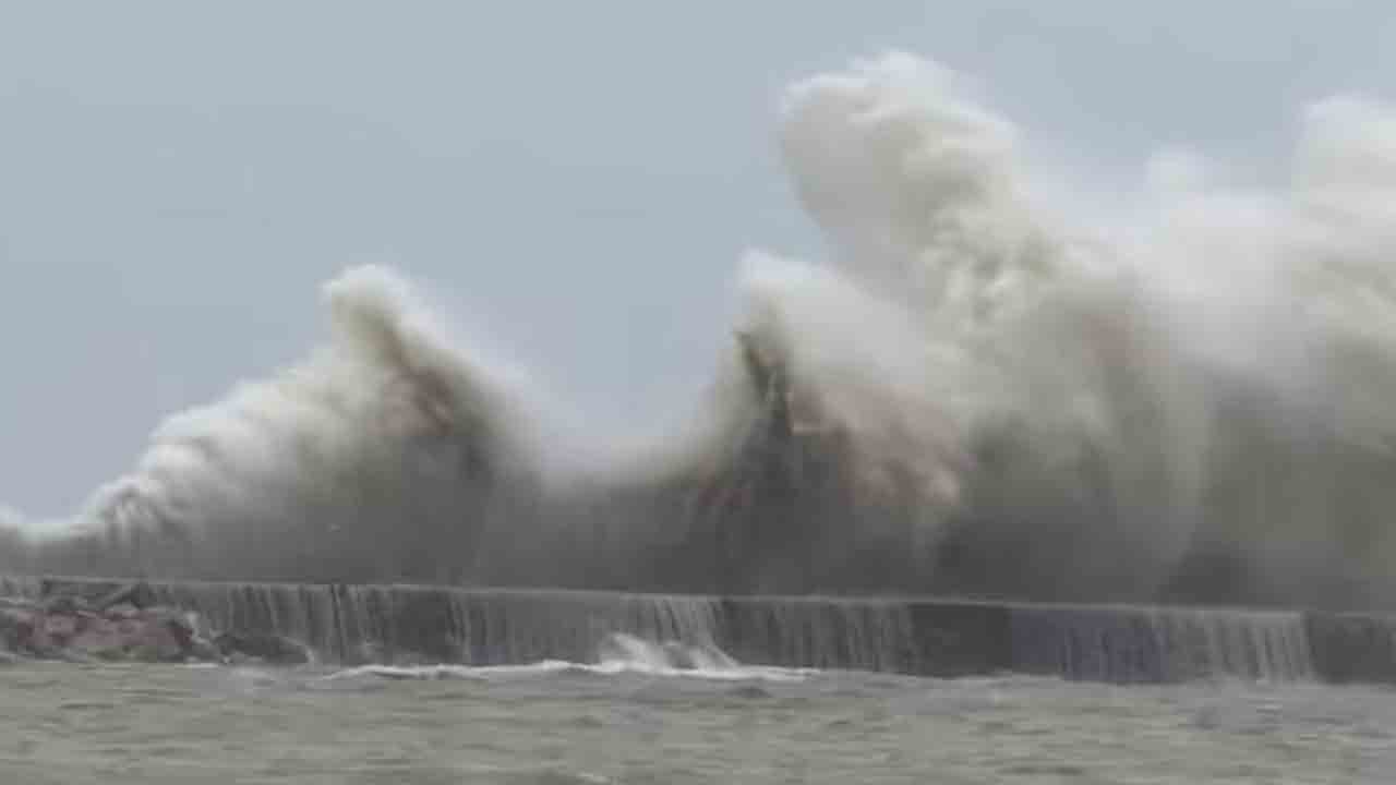Massive waves | భారీ శబ్దంతో ఎగసిపడిన రాకాసి అలలు.. షాకింగ్‌ దృష్యాలు
