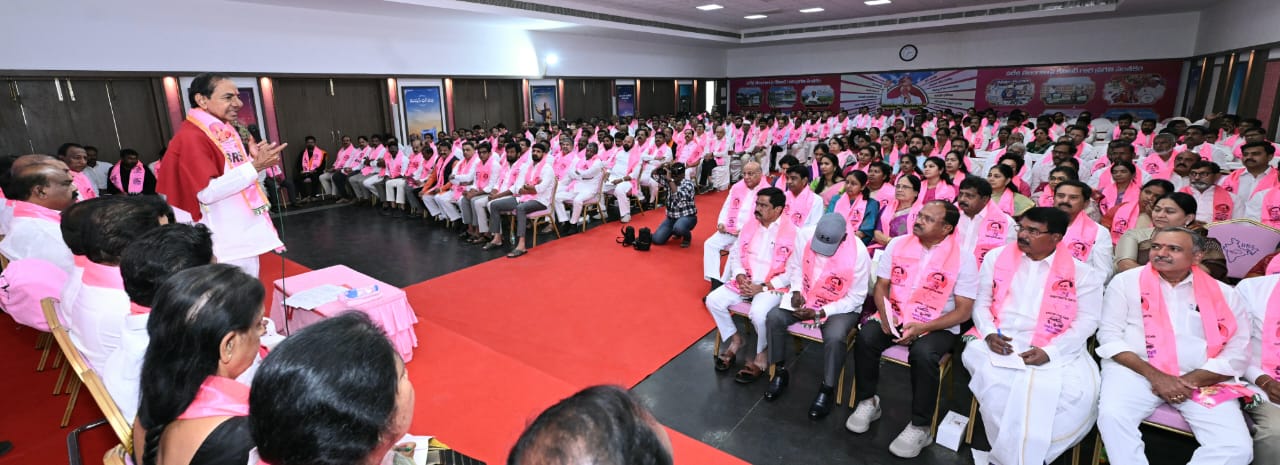 KCR | తెలంగాణ భవన్‌లో కేసీఆర్‌ మీటింగ్‌.. ఫొటోలు
