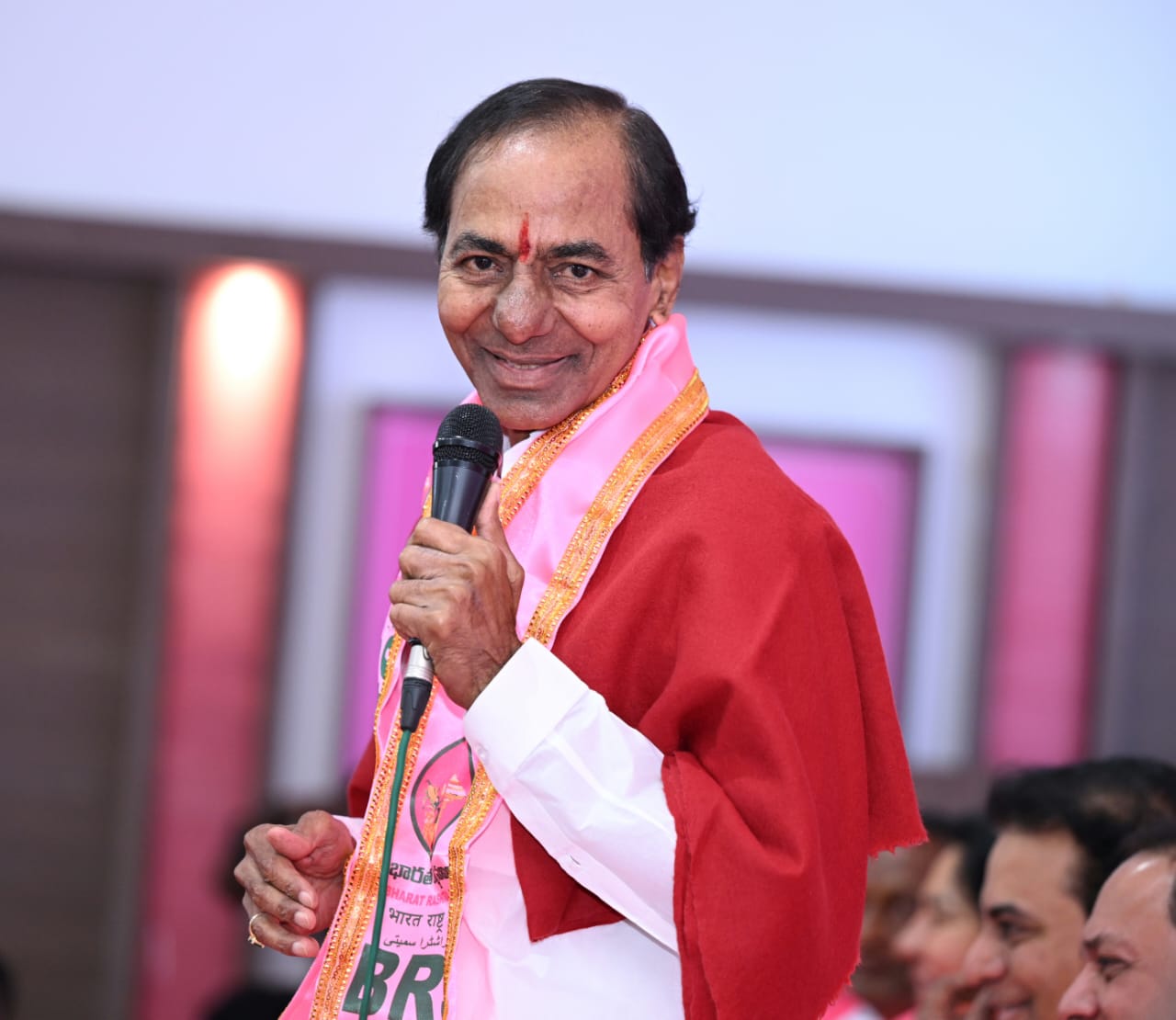  KCR | తెలంగాణ భవన్‌లో కేసీఆర్‌ మీటింగ్‌.. ఫొటోలు