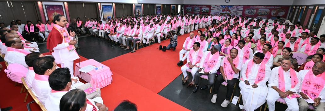  KCR | తెలంగాణ భవన్‌లో కేసీఆర్‌ మీటింగ్‌.. ఫొటోలు