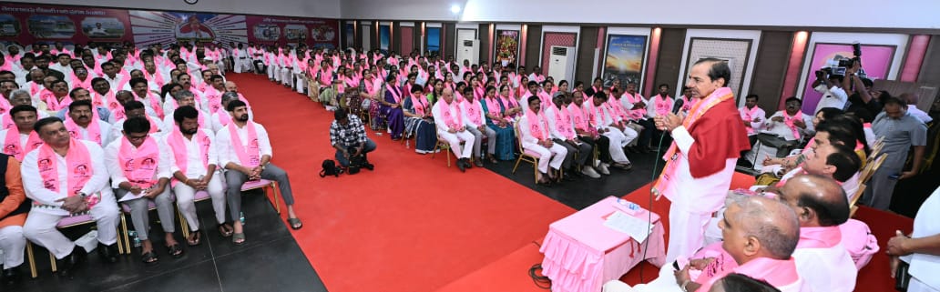 KCR | తెలంగాణ భవన్‌లో కేసీఆర్‌ మీటింగ్‌.. ఫొటోలు